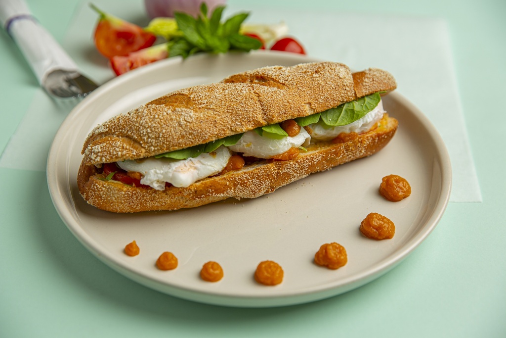 Egg benedict sandwich / ساندويش بيض البنديتكت